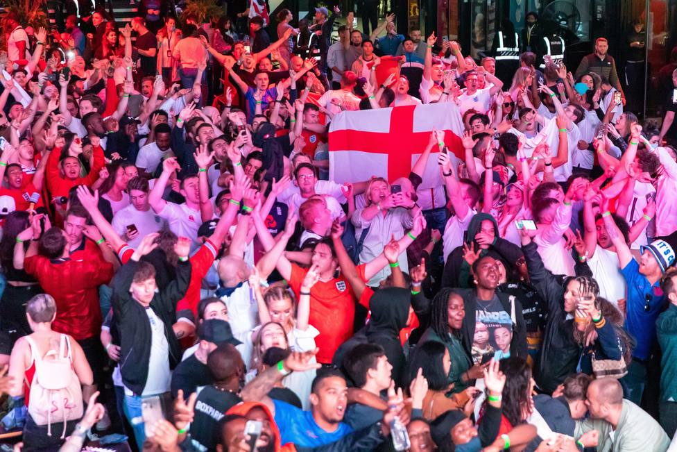Aficionados ingleses en las calles de Londres tras el Inglaterra - Dinamarca
