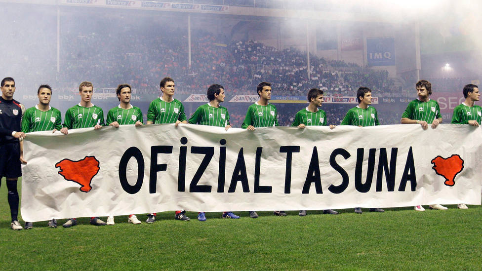 Pancarta de reivindicación a favor de la Selección Vasca de fútbol en un partido de 2010. EFE