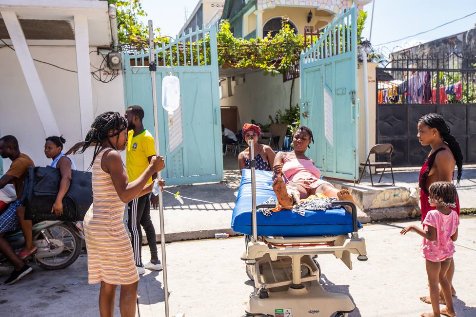 Heridos atendidos tras el fuerte terremoto de Haití