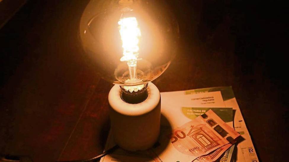 La OCU calcula que los españoles pagarán más de 100 euros de luz en octubre