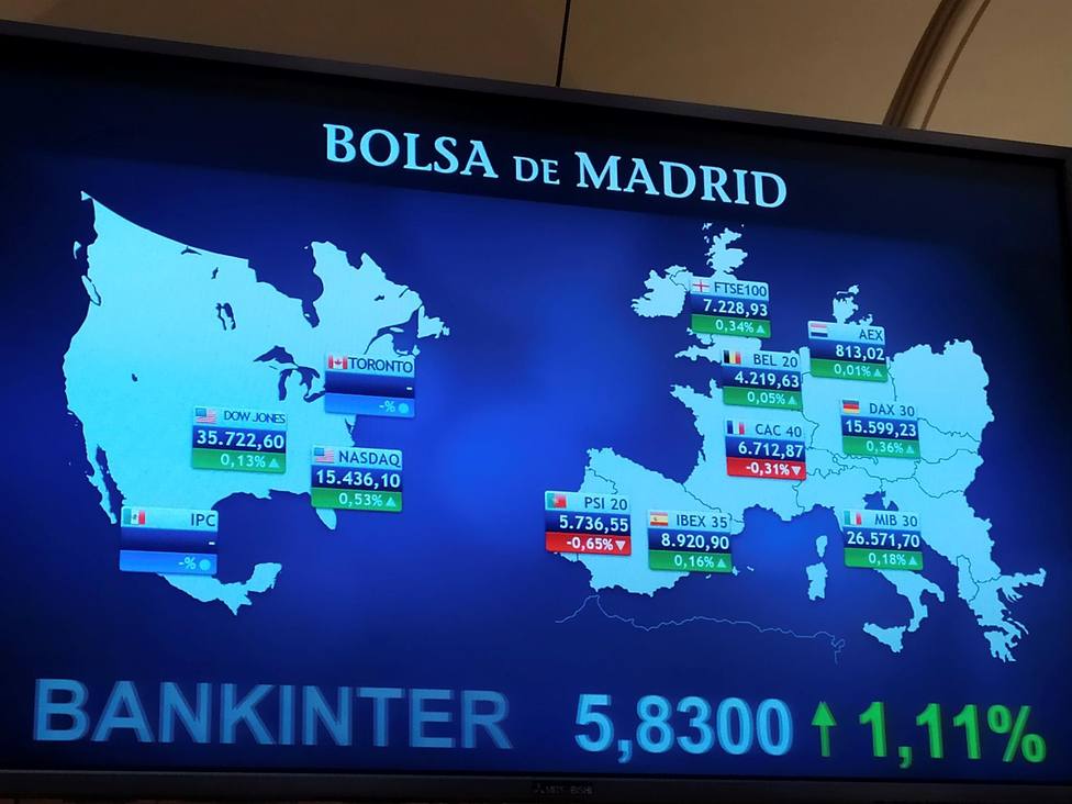 Una pantalla muestra informaciones sobre índices bursátiles en la Bolsa de Madrid