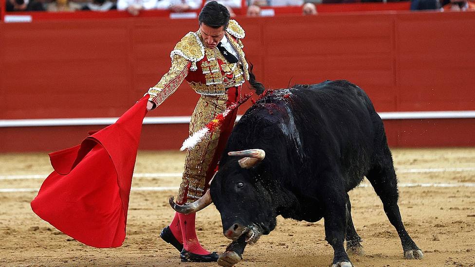 Derechazo de Diego Urdiales al toro de Zacarías Moreno al que cortó una oreja