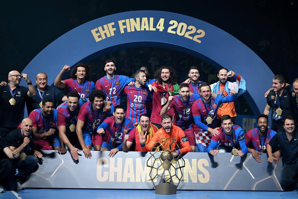 El Barcelona, con el título de campeón de Champions League (EFE)