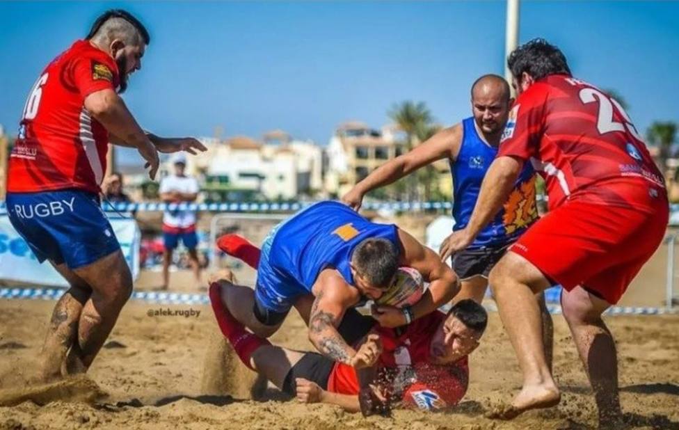 El Club Rugby Lorca, subcampeón en la playa de Terreros