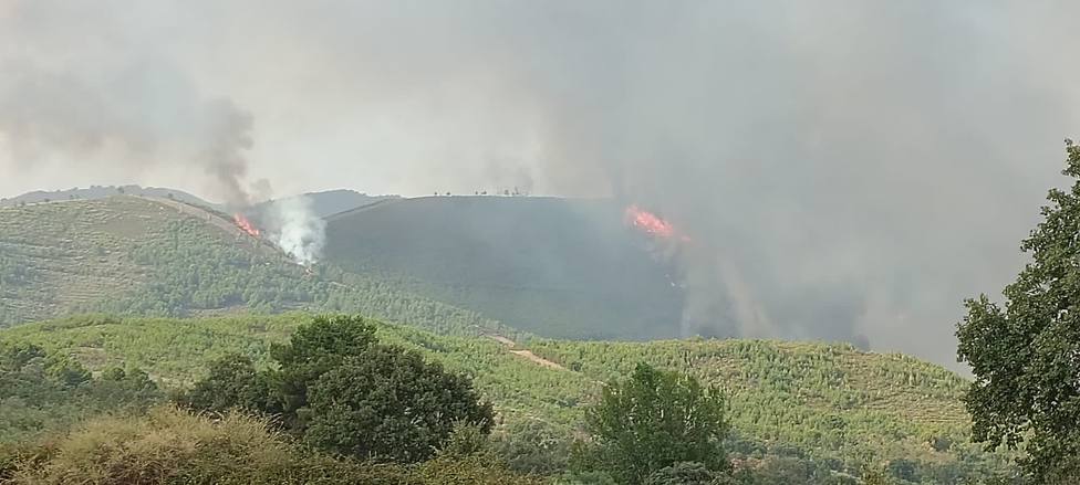Incendio declarado en Sierra de Gata, en el término municipal de Santibáñez El Alto. Paco Castañares