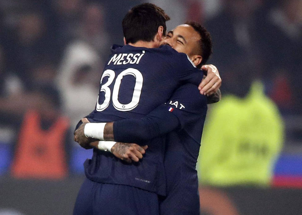 Messi y Neymar celebran uno de los goles al Lyon (EFE)