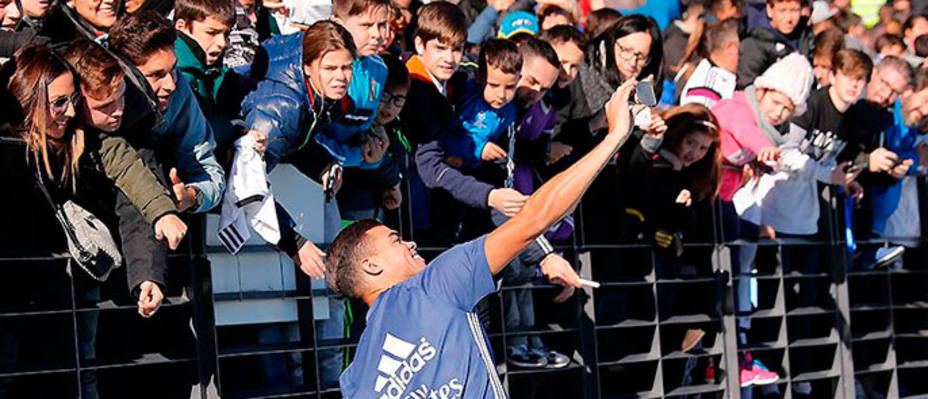 Pepe fotografiándose con algunos espectadores (IMAGEN: Real Madrid)