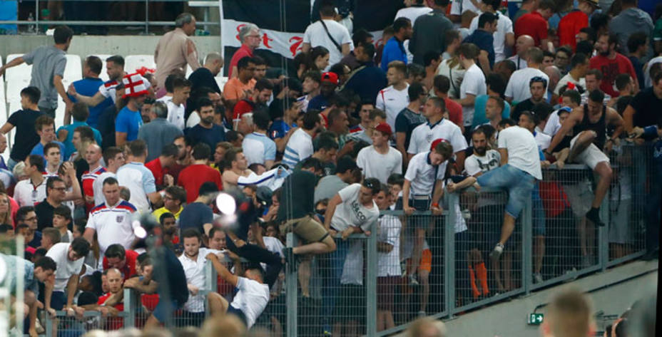 Los aficionados rusos e ingleses causaron graves incidentes en el Velodrome. Reuters.