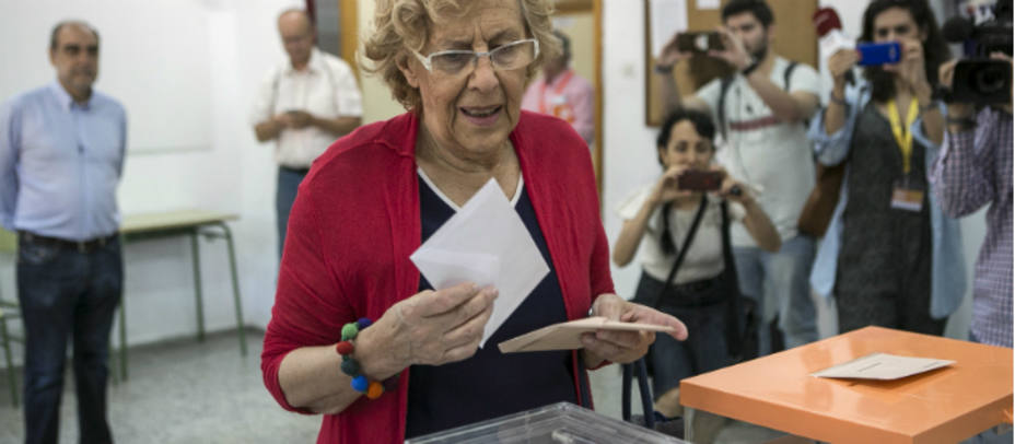 La alcaldesa de Madrid, Manuela Carmena acude a votar. EFE