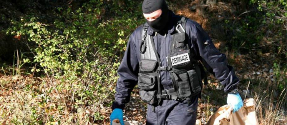 Un policia francés traslada material encontrado en un zulo de ETA en Riviere, (Francia). EFE