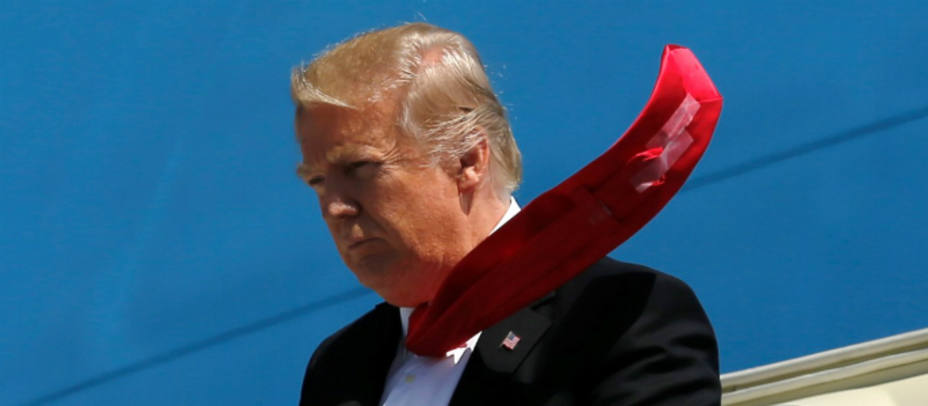El viento dejó al descubierto el método casero que el Presidente de EE.UU. utiliza con la corbata.