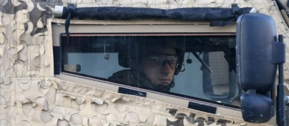 Un soldado recorre la zona de la explosión en Kabul desde un vehículo blindado. Reuters