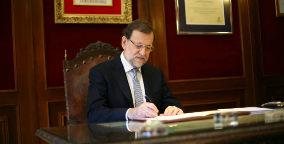 Mariano Rajoy firmando solicitud de Dictamen al Consejo de Estado. @marianorajoy