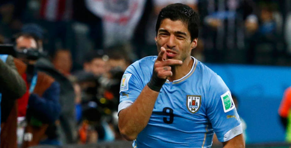 Luis Suárez celebra uno de sus tantos ante Inglaterra. Reuters