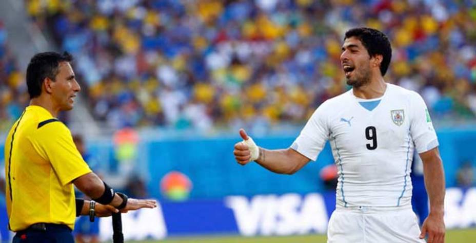 Luis Suárez, sancionado por su mordisco al jugador italiano. (Reuters)