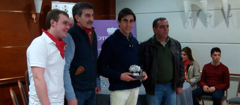Daniel Menes junto al alcalde de Arnedo tras ganar el Zapato de Plata. @Manucastillo9