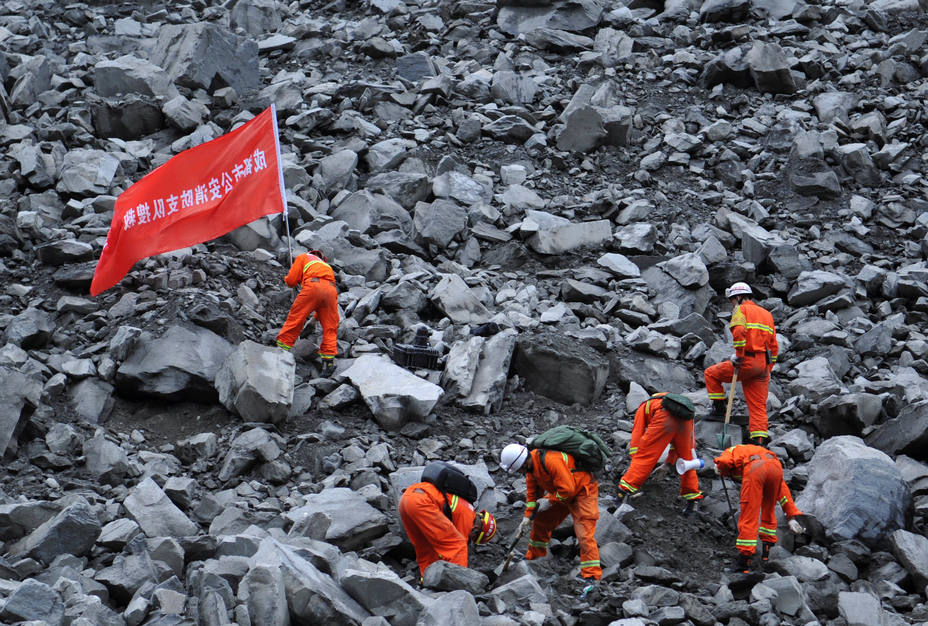 Equipos de rescate chinos buscan a los desaparecidos por el corrimiento de tierra en Sichaun