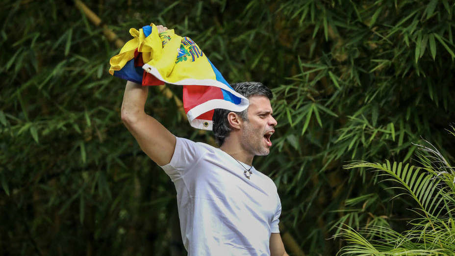 Leopoldo López saluda desde su casa tras salir de la cárcel de Ramo Verde. EFE