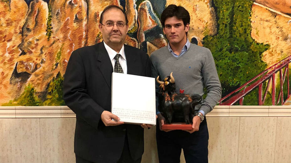 José Garrido recogiendo el premio que otorga la Peña Taurina Conquense