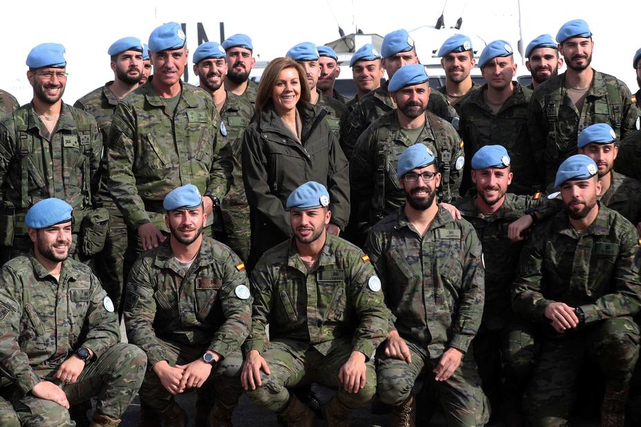 Cospedal, ministra de defensa, junto a las tropas españolas en Líbano