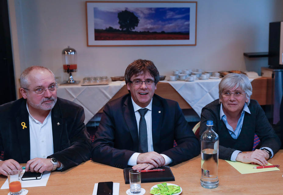 Carles Puigdemont reunido con miembros del Parlamento catalán en Bruselas