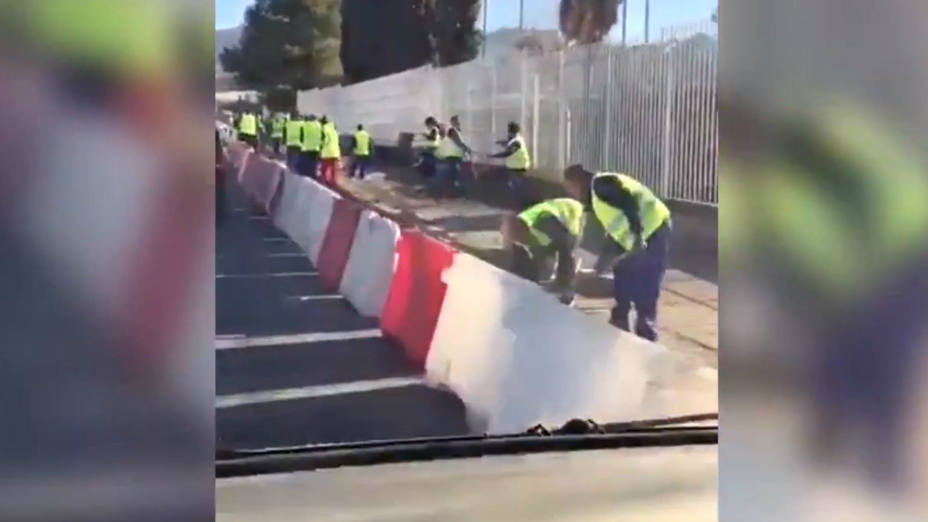 Un vídeo de 50 albañiles trabajando en una acera de 200 metros de Granada revoluciona las redes