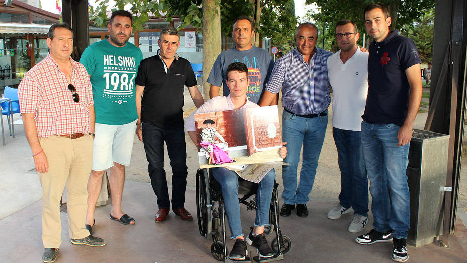 Manolo Vanegas recibiendo la visita del alcalde y de los aficionados de Villaseca de la Sagra
