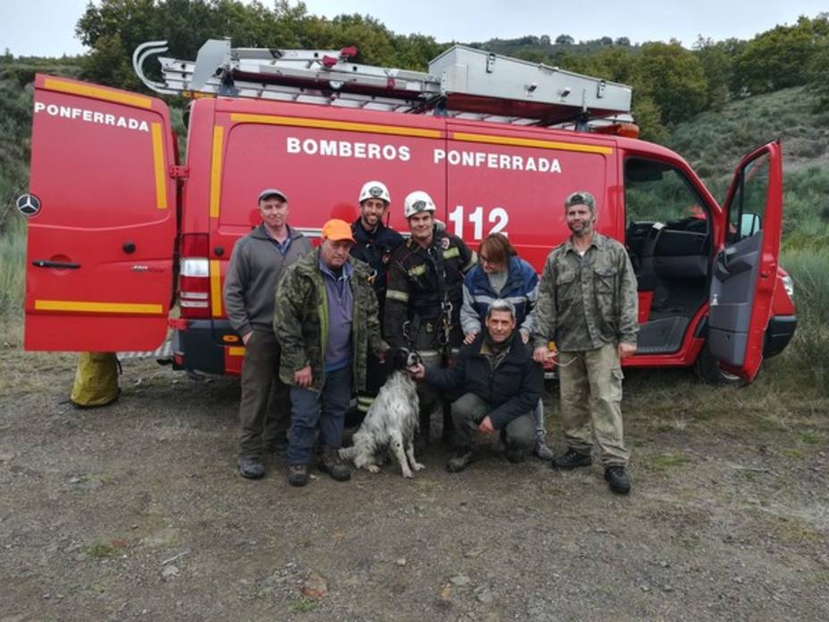 Los Bomberos rescatan a un perro que se había caído por una chimenea de 30 metros en Igüeña