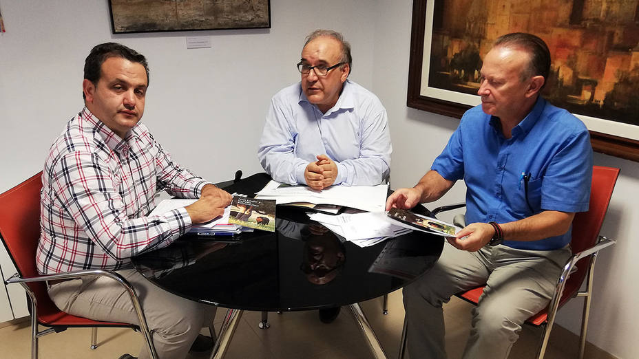 José Luis Castro, en el centro de la imagen, durante una reunión de la Asociacíon Nacional de Mayorales