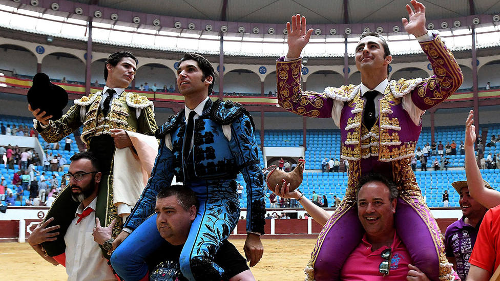 Pablo Aguado, Cayetano y El Fandi en su salida a hombros en el León Arena