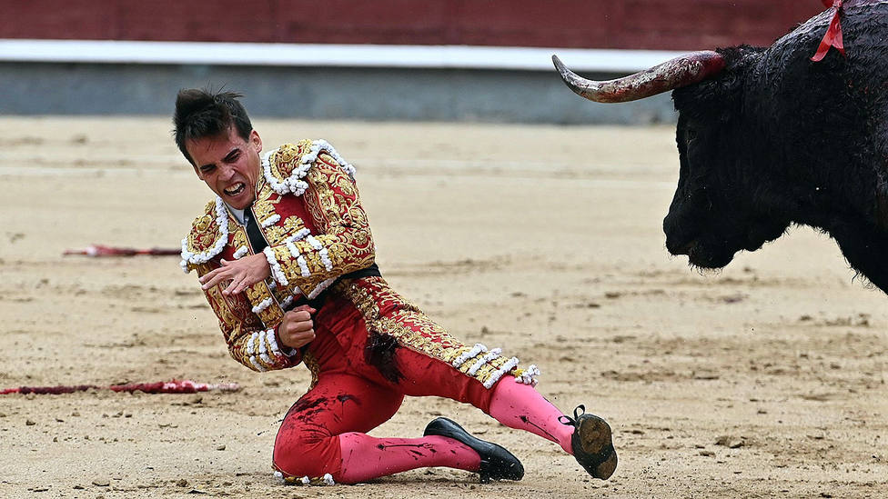 Momento de la grave cornada que sufrió el pasado sábado Gonzalo Caballero en Las Ventas
