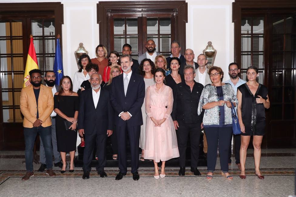 Los Reyes reciben en audiencia a representantes de la sociedad civil cubana en la Embajada de España