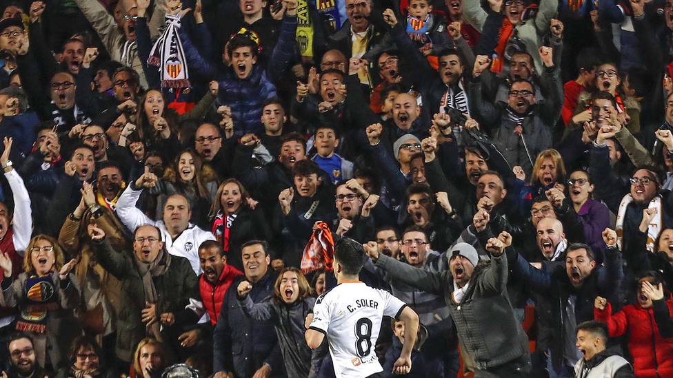 Carlos Soler celebra un gol del Valencia CF