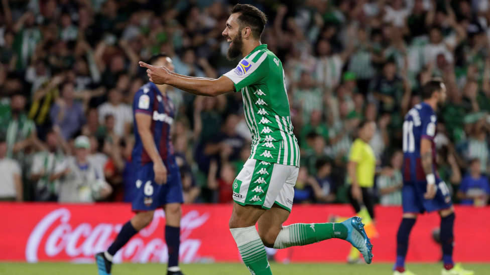 Borja Iglesias celebrando un gol ante el Levante