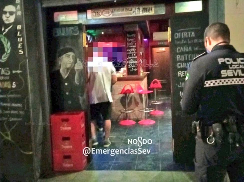 Sevilla.-Sucesos.-Cvirus.-PolicÃ­a Local desaloja dos bares con 66 personas y una fiesta en la calle incumpliendo medidas