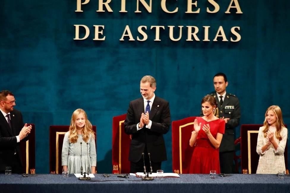 Los sanitarios españoles reciben el Premio Princesa de Asturias de mano del Rey