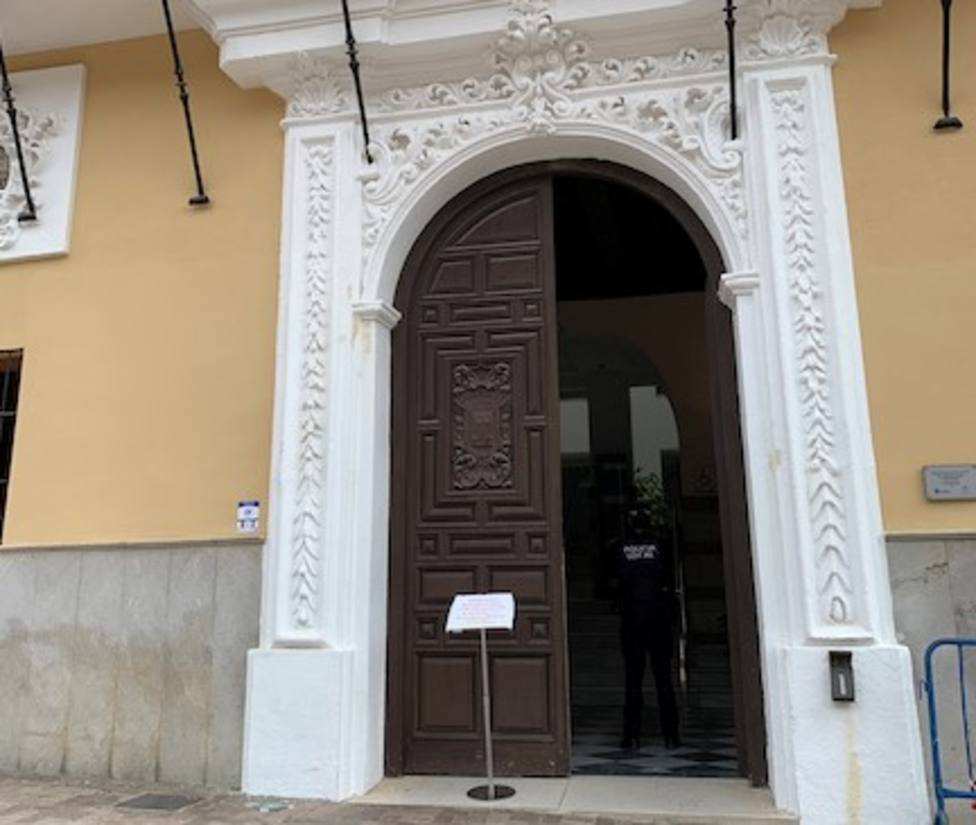 Ayuntamiento de Motril con la puerta medio cerrada