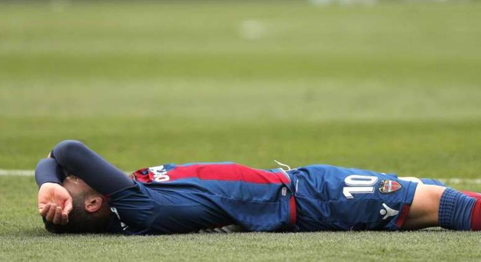Bardhi, tendido en el suelo en un partido del Levante UD