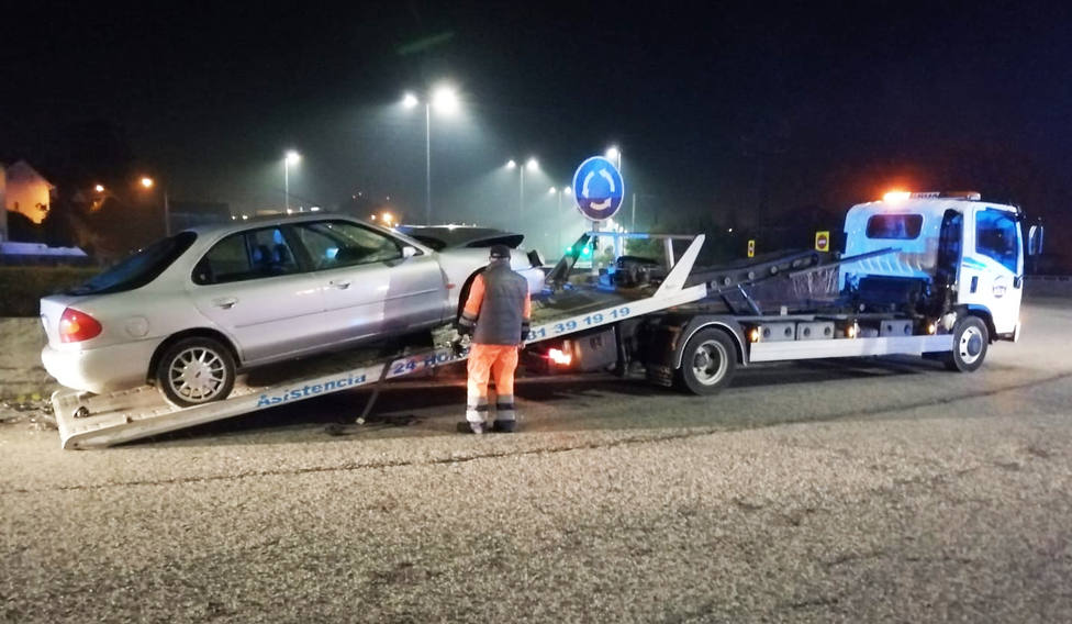 El vehículo subido a una grúa tras sufrir el accidente - FOTO: Policía Local de Ferrol