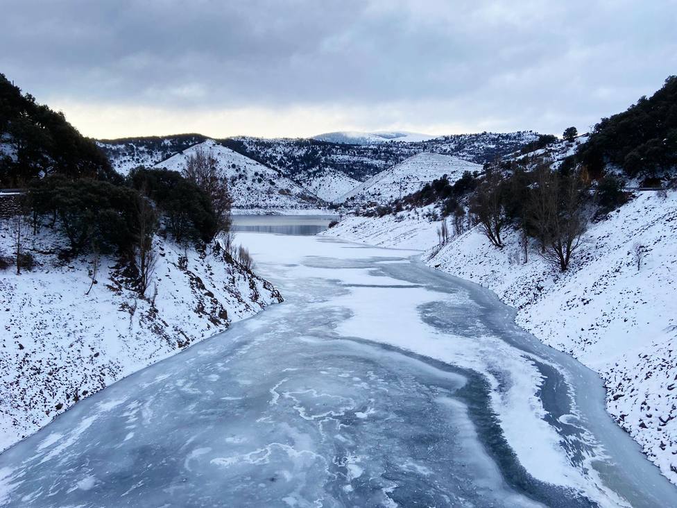 El frío y las bajas temperaturas congelan los embalses en La Rioja