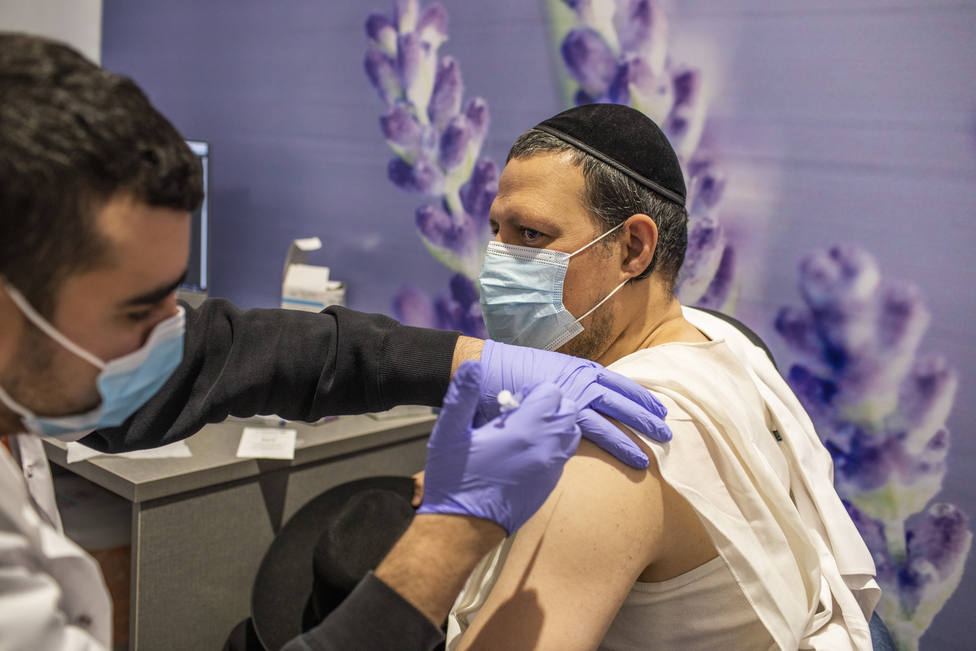El 44 por ciento de la población de Israel ya ha recibido la primera dosis de la vacuna contra la covid-19