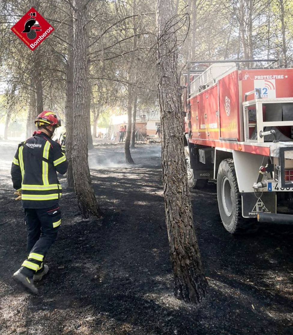 Los bomberos extinguen un incendio forestal en Planes