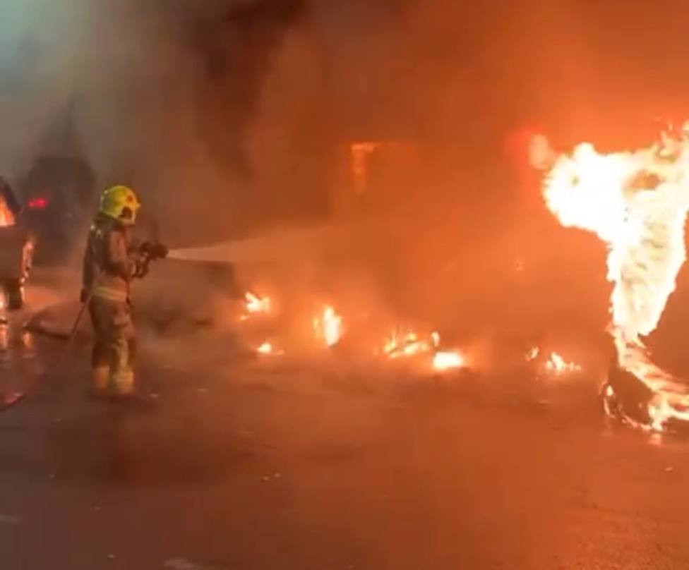 Los bomberos extinguen un virulento incendio de madrugada en el centro de Alicante