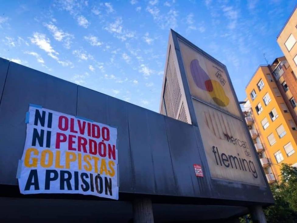 La pancarta colgada en la fachada del Mercado de Fleming de Lleida crítica con los indultos