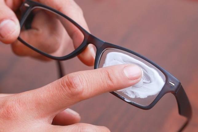 Cómo limpiar (bien) los cristales de las gafas para no acabar