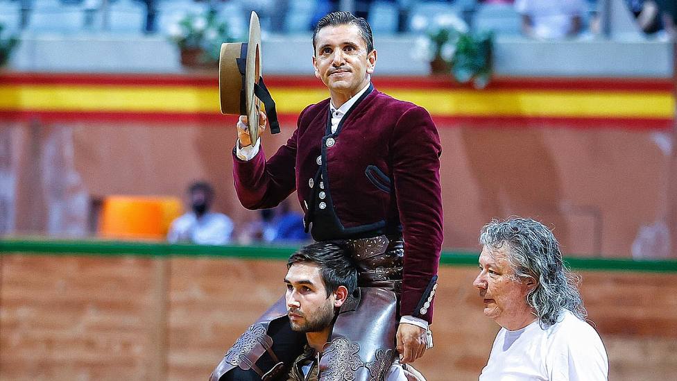 Diego Ventura en su salida a hombros este sábado en Arnedo