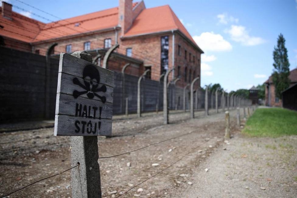 La policía polaca detiene a una turista holandesa por realizar el saludo nazi durante una visita a Auschwitz