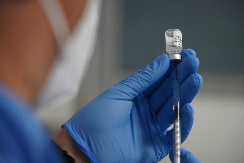 España mira a la cuarta dosis de la vacuna contra la covid con la mitad de la población con el tercer pinchazo