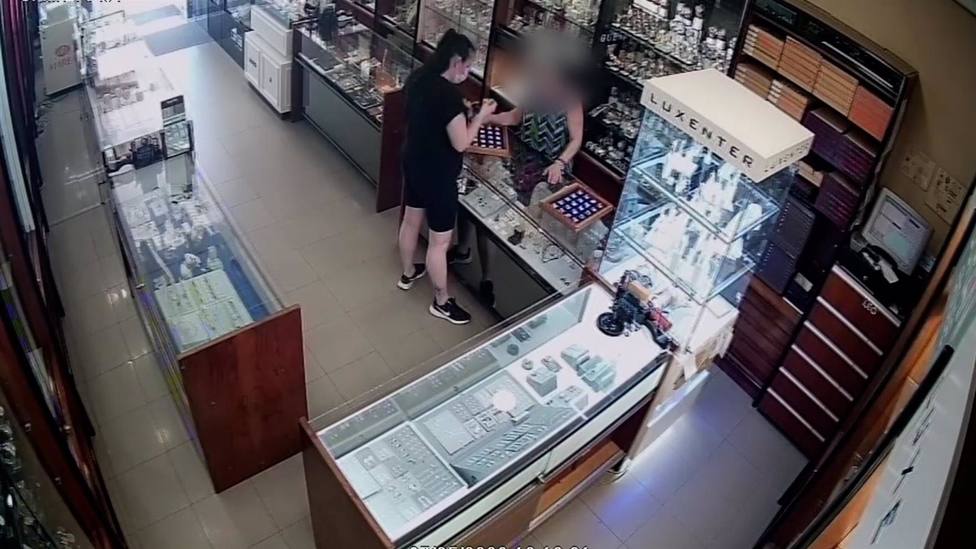 Detenida una mujer acusada de robar joyas en tiendas de Roquetas de Mar