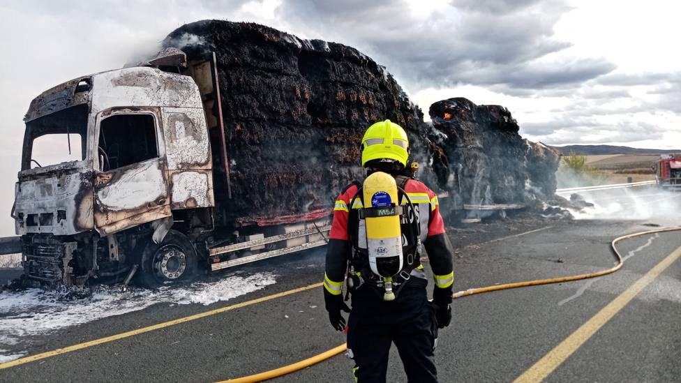 El incendio de un camión con paja obliga a cortar y desviar el tráfico en la N-120 en Santo Domingo (La Rioja)